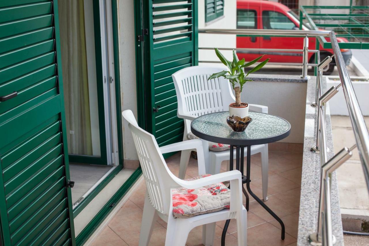 Apartments Turtle Gardens Makarska Exterior photo