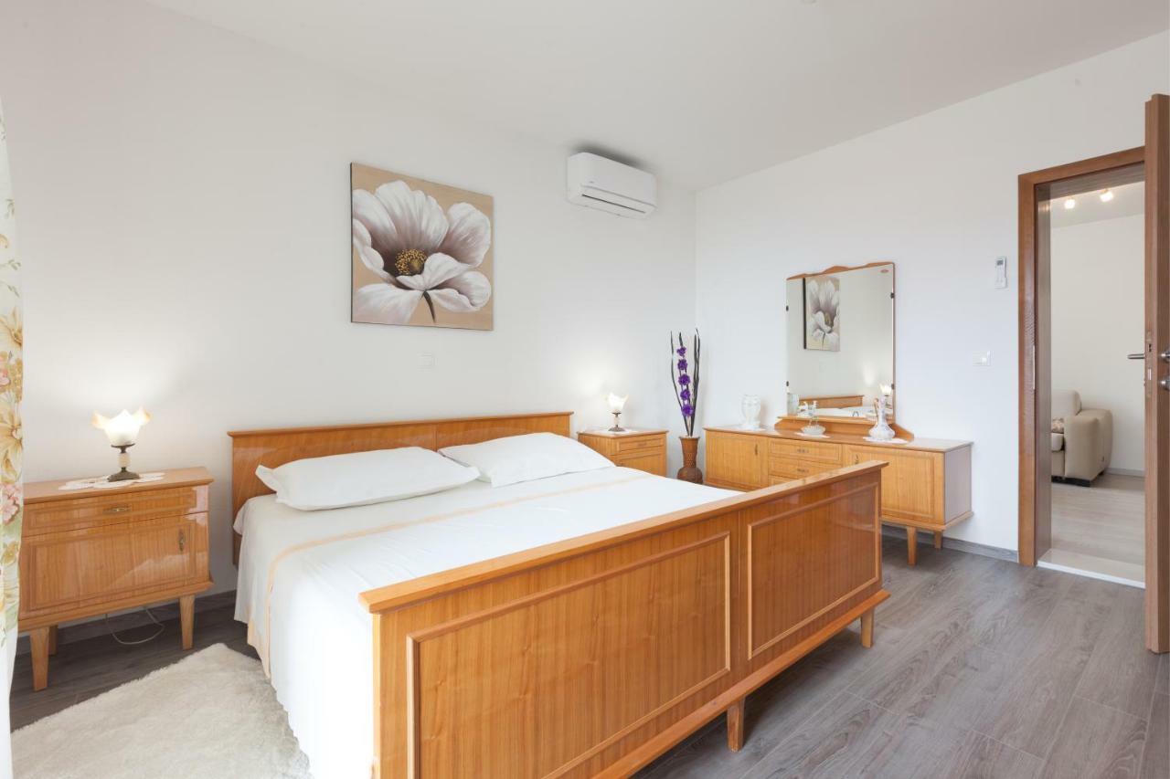 Apartments Turtle Gardens Makarska Exterior photo