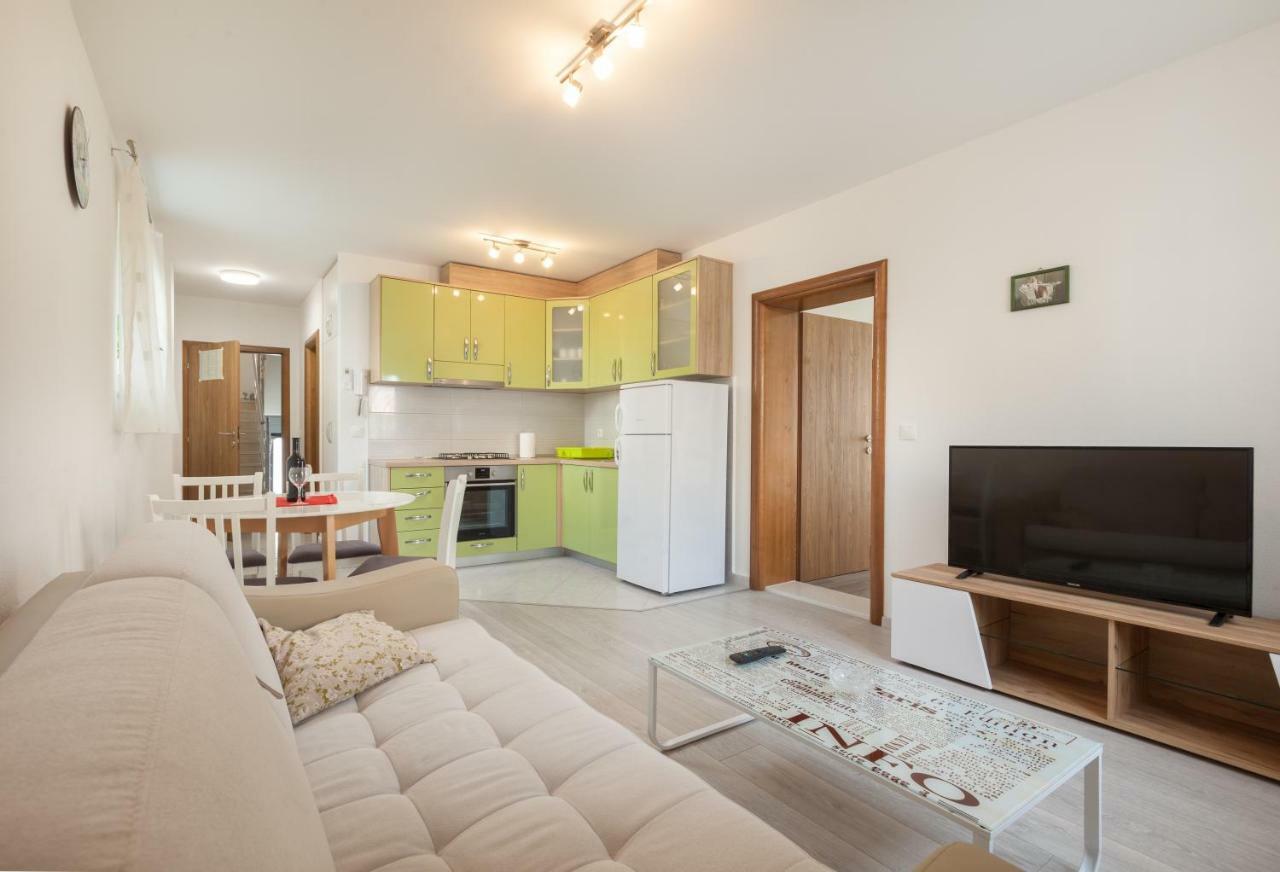 Apartments Turtle Gardens Makarska Exterior photo