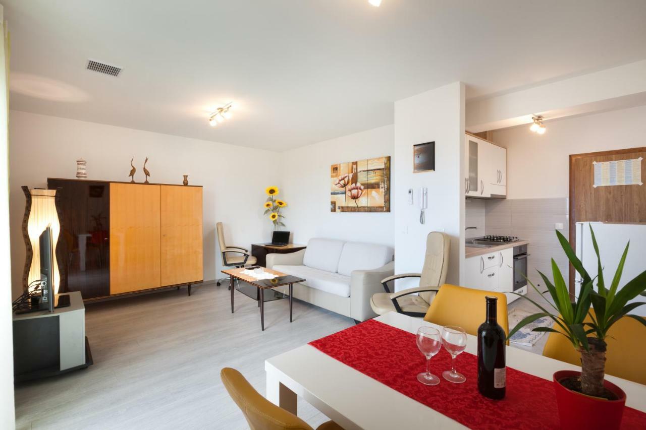 Apartments Turtle Gardens Makarska Exterior photo