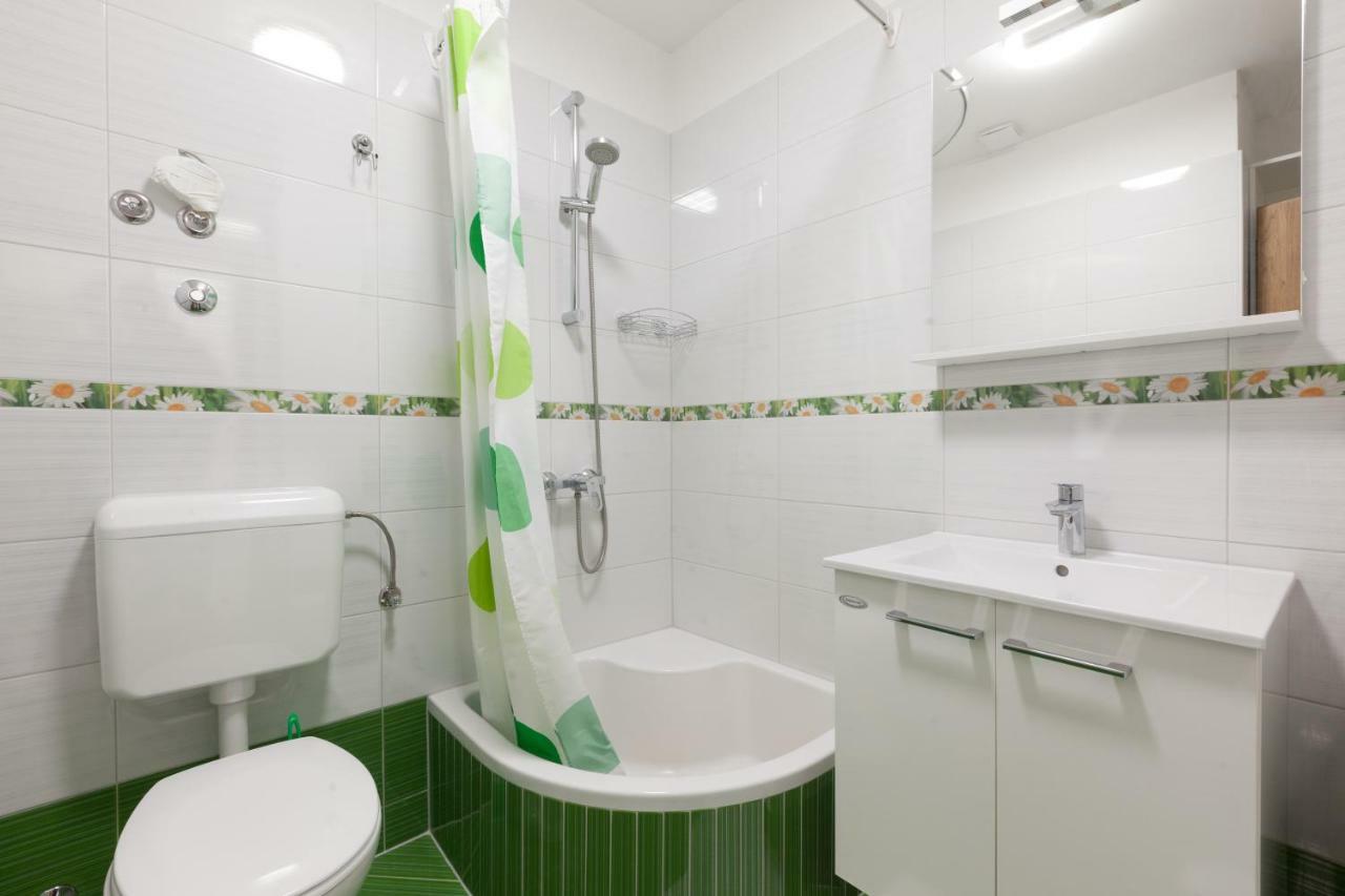 Apartments Turtle Gardens Makarska Exterior photo
